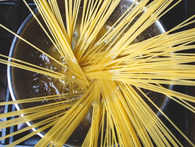 El agua de la pasta lleva aceite