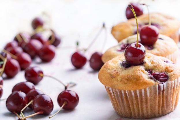 Muffins y fruta fresca