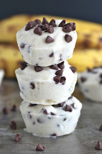 Bocaditos de helado de banana y chips de chocolate