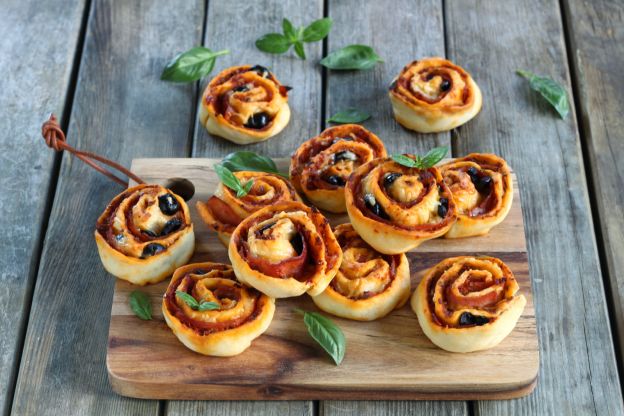 Rollitos de pizza con aceitunas