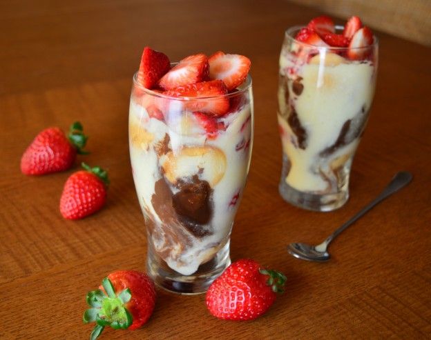 Yogur con fresas y Nutella