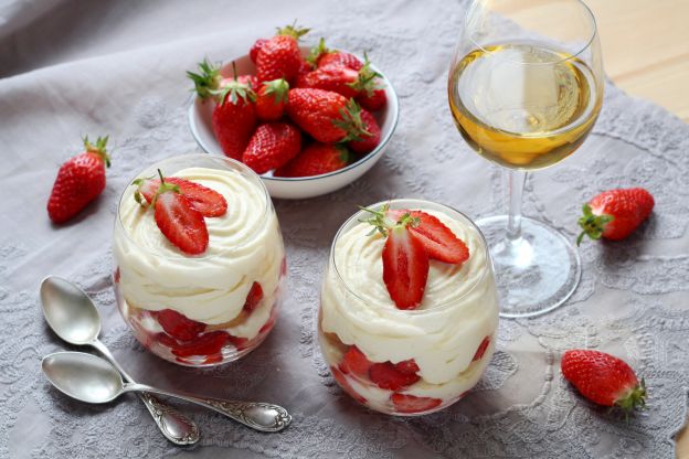 Tiramisú de fresas en vasito