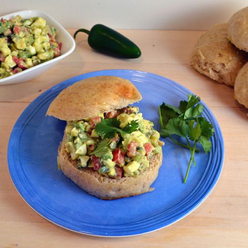 Sándwich de ensalada de huevo con jalapeños, alcaparras y aguacate