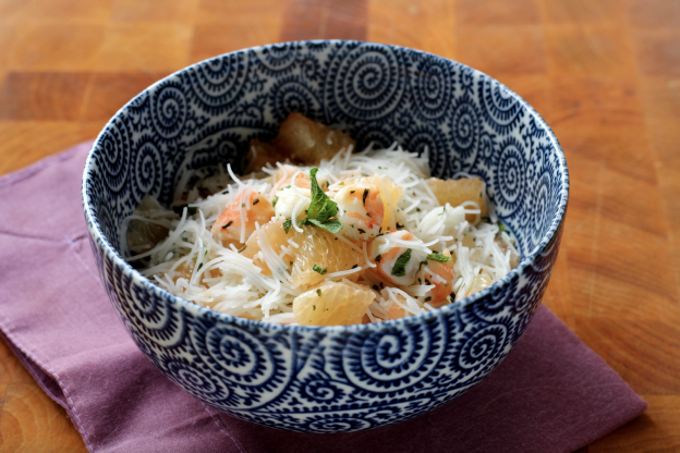 Gambas con pomelo y fideos de arroz