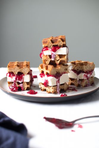 Sandwiches de waffle rellenos con helado