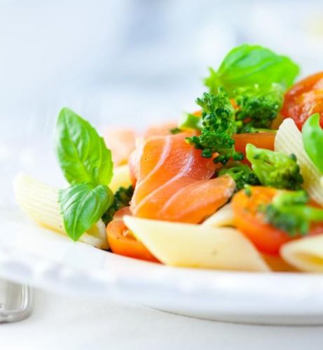 Ensalada de pasta tricolor con salmón