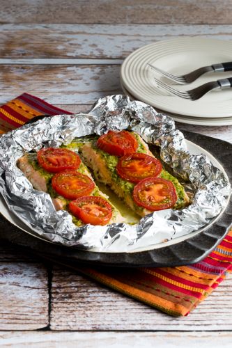 Papillote de salmón con tomates y albahaca