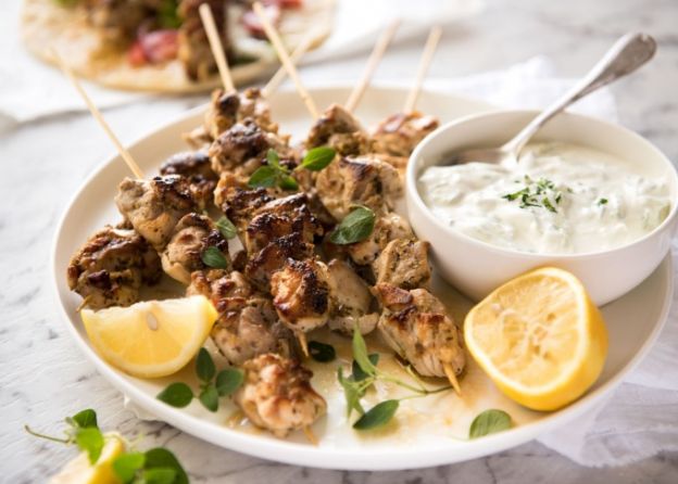 Souvlaki griego con Tzatziki