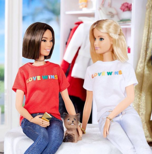 ¡LA BARBIE LESBIANA PISA FUERTE!