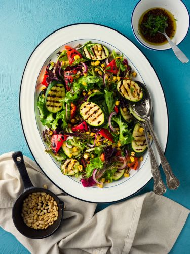 Ensalada de verduras de verano a la parrilla con vinagreta balsámica