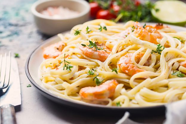 Espagueti alfredo con gambas