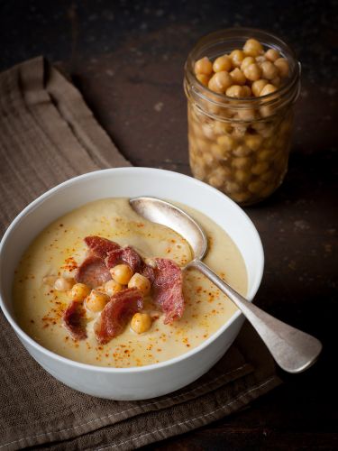 Sopa de guisantes y hojas de hortalizas