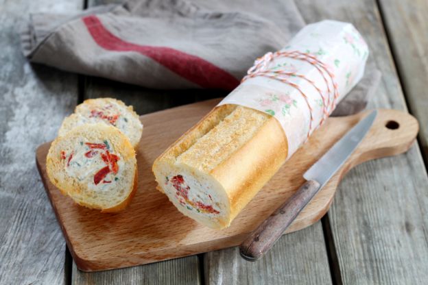 Baguette rellena de queso crema y pimiento