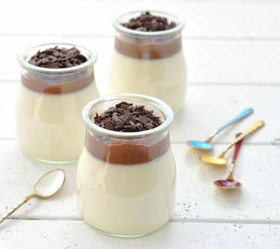 Yogur con caramelo y virutas de chocolate