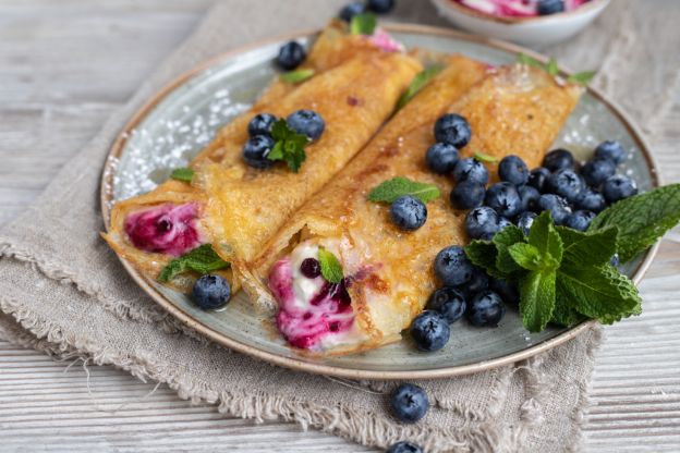 Crepes con yogur y arándanos