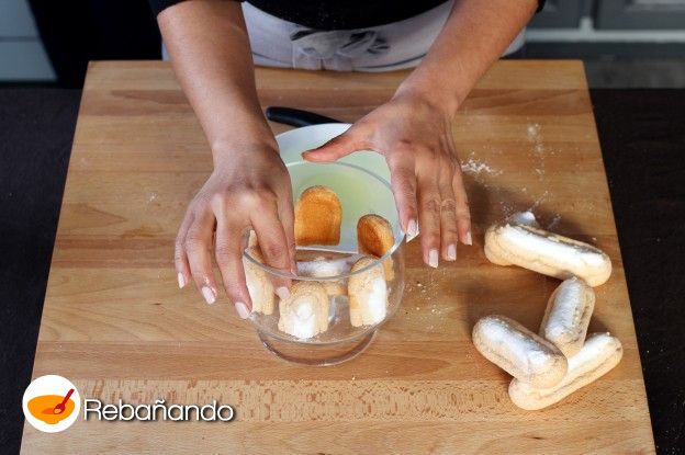 Colocar las galletas en el recipiente elegido