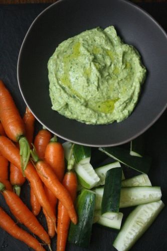 Crudités con hummus verde