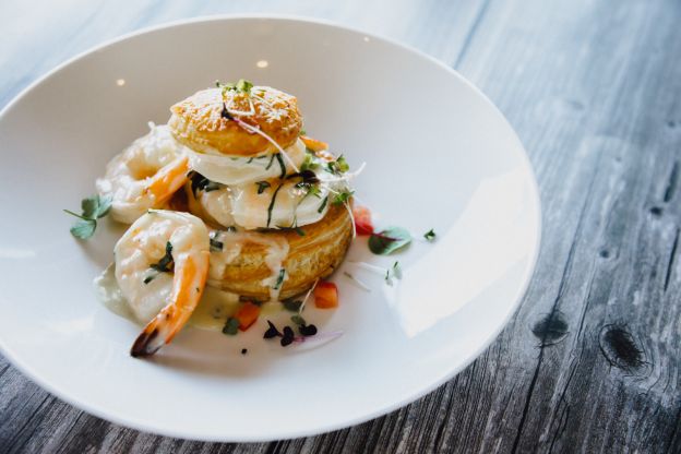 Volovanes con crema de espárragos y gambas