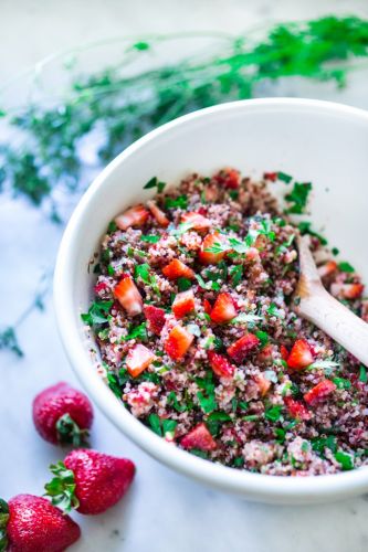 Tabule de quinoa y fresas