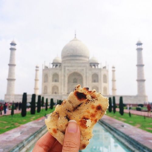 Un pedacito de Naan frente al Taj Majal en India