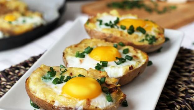 Patata asada rellena de huevo.