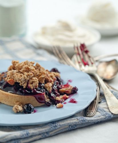 Tartaleta de arándanos azules y crumble