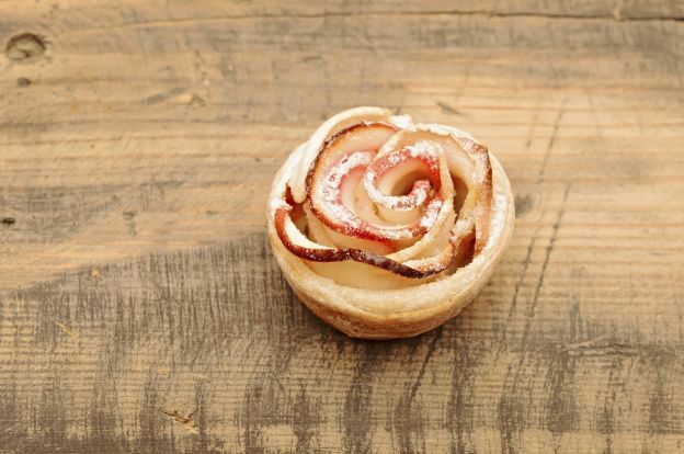 Tarta de manzana en forma de rosa