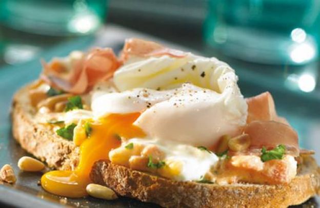 Tostadas de huevos poché con salsa de tomate