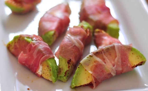 Rollito de jamón con aguacate