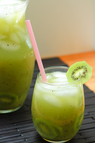 Agua con kiwi y lima