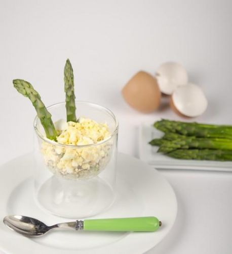 Vasitos de quinoa, espárragos, huevo duro y mayonesa