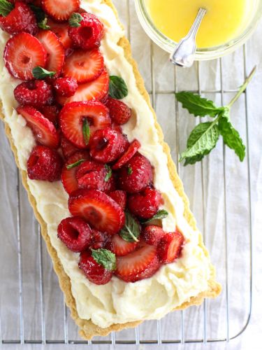 Tarta con crema pastelera, puré de limón, frambuesa y fresas