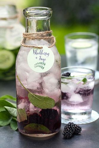 Agua con arándanos y salvia