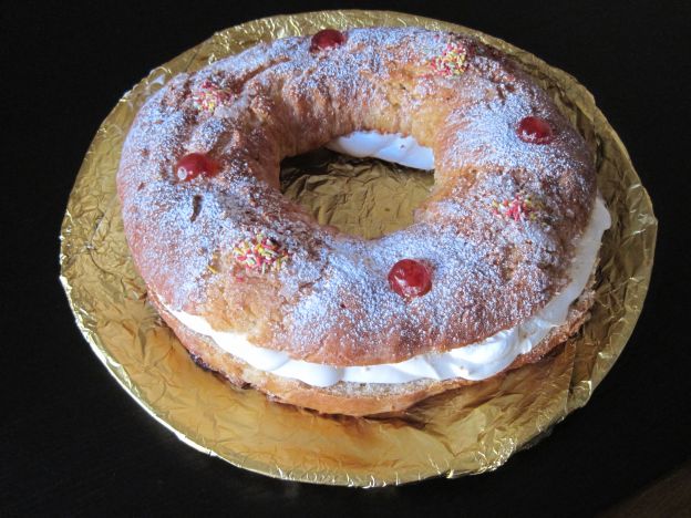 Roscón con guindas y azúcar glás