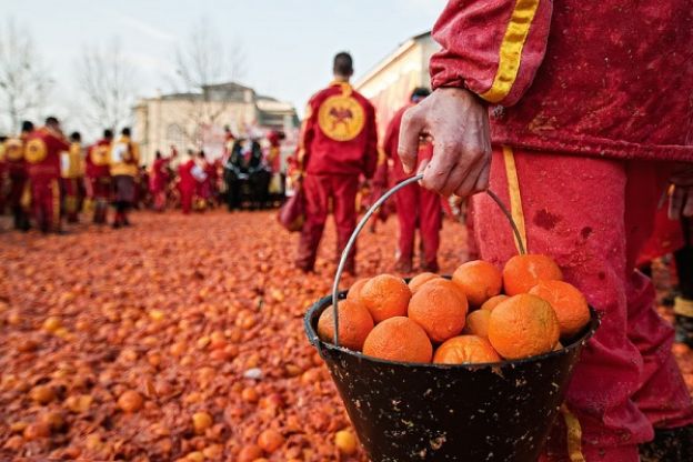 Batalla anual de naranjas en Ivrea, Italia