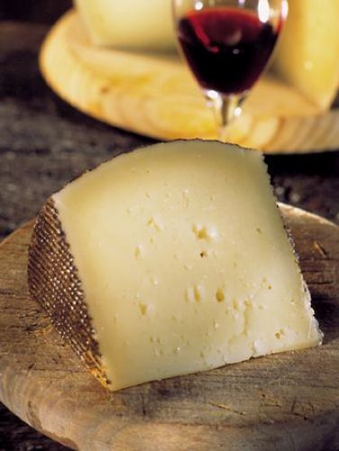 Queso manchego siempre con un Crianza tinto