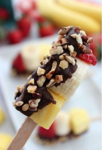 Mini brochettes de fruta y chocolate