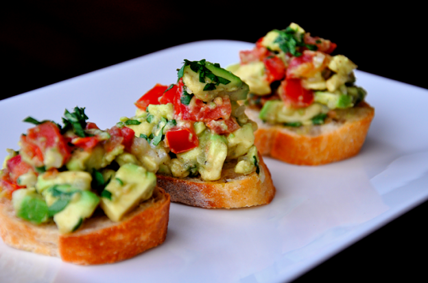 Bruschetta de falso guacamole