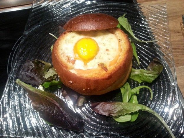 Huevos cocotte sobre brioche con salmón