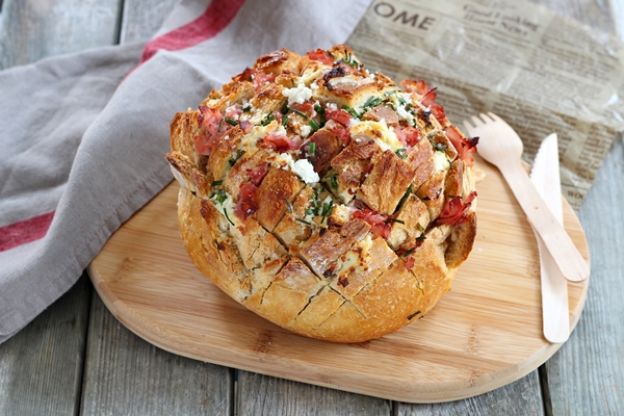 Pull apart bread (pan de pueblo con queso y pesto)