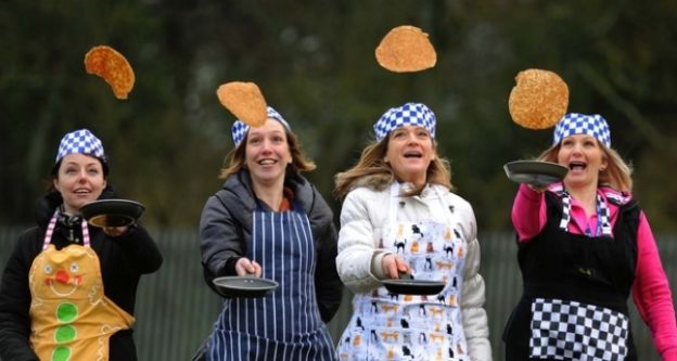 Carrera de panqueques en Olney, Inglaterra