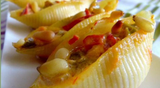 Conchiglie con piñones, queso y pimientos