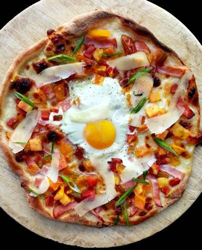 Pizza con bacon y huevo