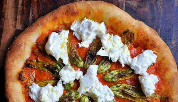 Pizza de flores de calabaza y burrata