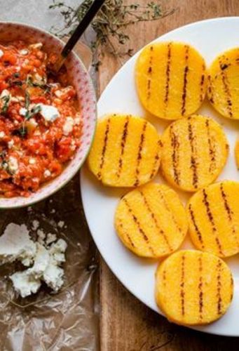 Polenta grillada con salsa de pimientos, feta y hierbas