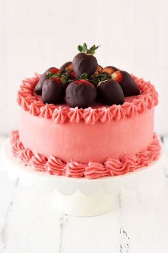 Pastel con buttercream de fresas