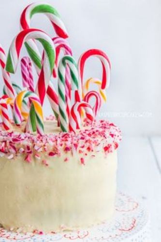 Pastel decorado con barras de caramelo