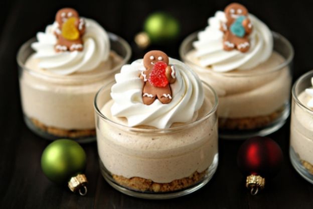 Cheesecakes en vasitos con base de galletas de jengibre.