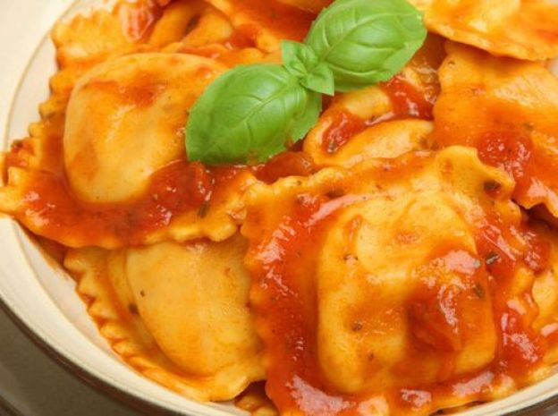 Ravioli con salsa de tomate y albahaca