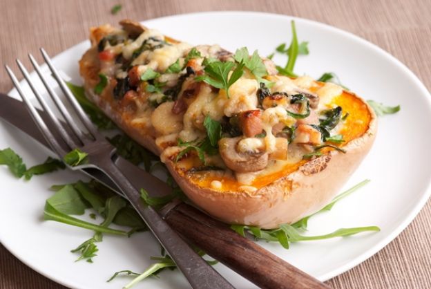 Calabaza rellena con quinoa y queso feta